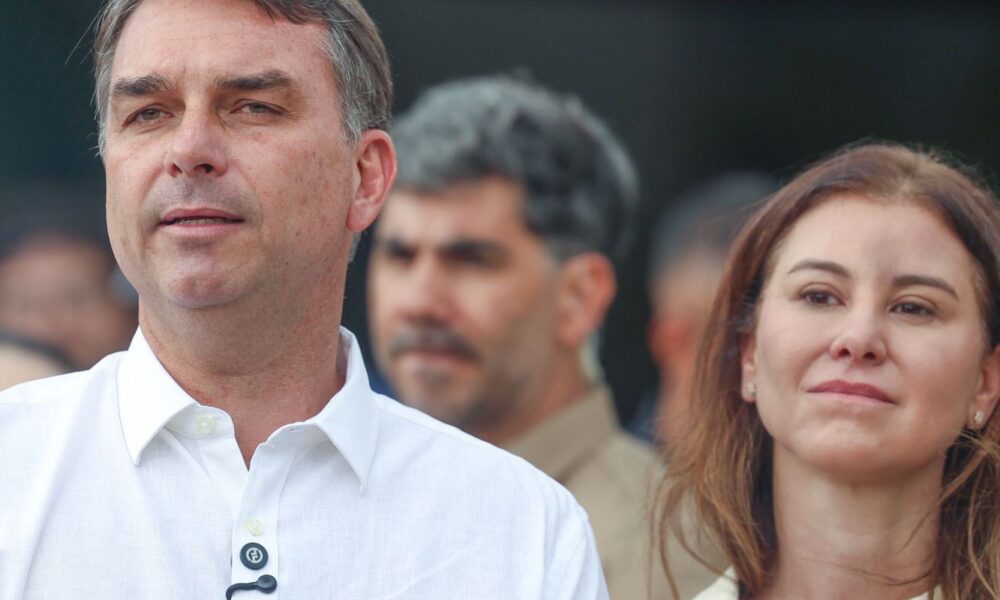 flavio-bolsonaro-participa-de-missa-na-catedral-de-brasilia