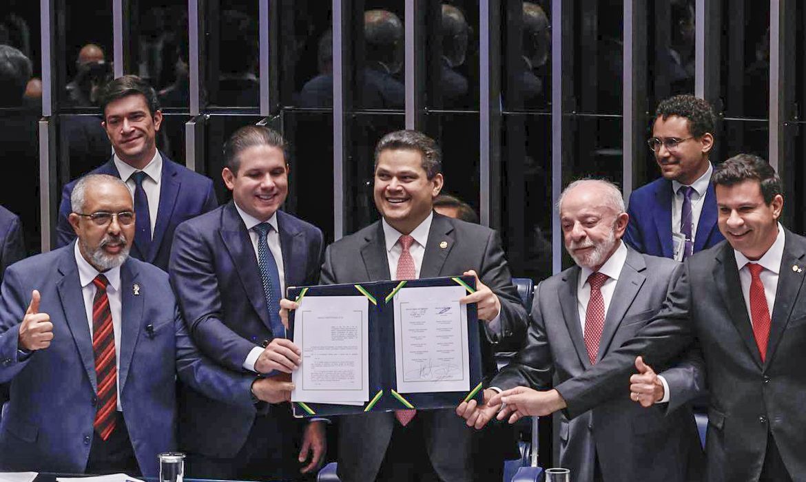 congresso-promulga-fim-da-escala-6×1-e-trabalhadores-terao-duas-folgas-semanais-a-partir-de-dezembro
