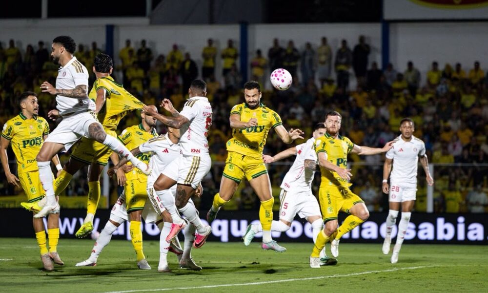 com-um-a-mais,-mirassol-vence-e-complica-internacional-no-brasileirao