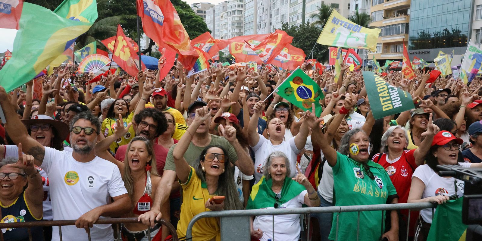 ato-em-apoio-a-democracia-e-a-lula-reune-milhares-no-rio-e-brasilia