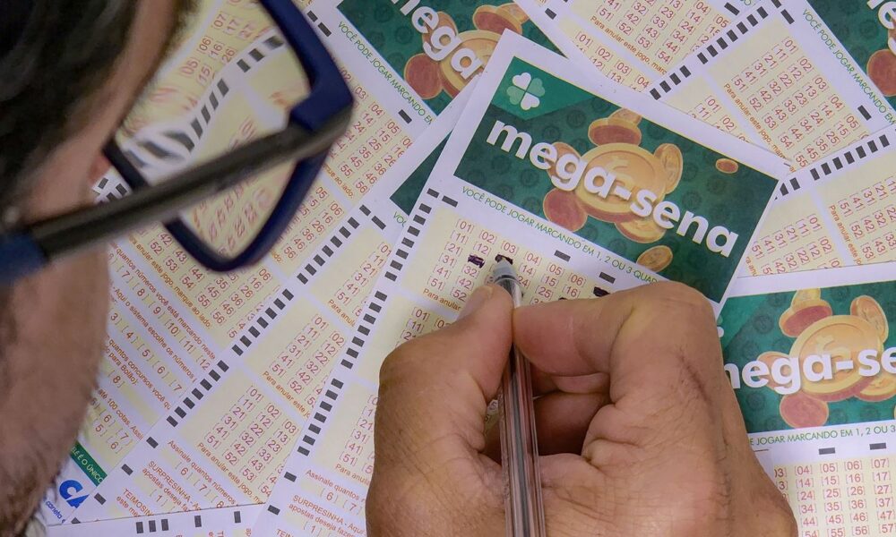 mega-sena-acumula-para-r$-230-milhoes;-confira-os-numeros-sorteados