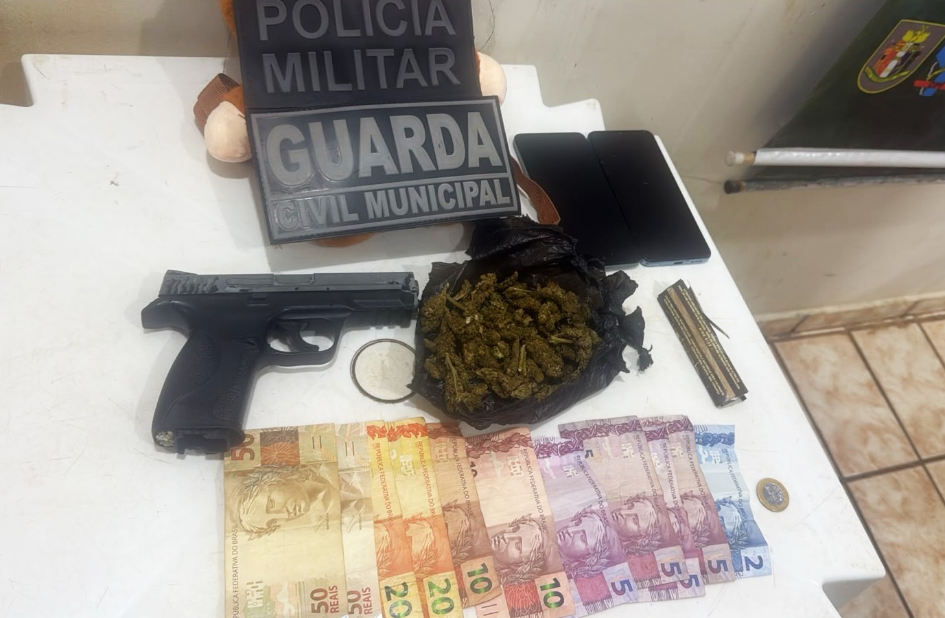 dupla-e-presa-por-suspeita-de-trafico-de-drogas-e-envolvimento-em-furtos-de-motos-em-bonfim