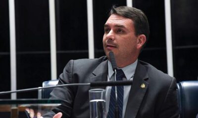 flavio-bolsonaro-chega-aos-estados-unidos-com-a-familia-apos-deixar-o-brasil