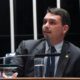 flavio-bolsonaro-chega-aos-estados-unidos-com-a-familia-apos-deixar-o-brasil