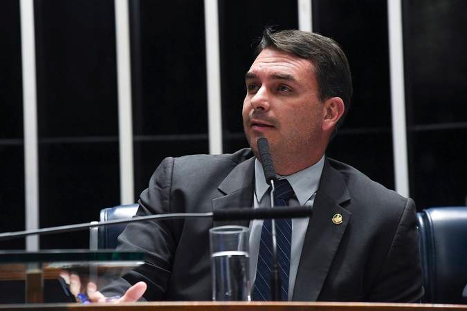 flavio-bolsonaro-chega-aos-estados-unidos-com-a-familia-apos-deixar-o-brasil